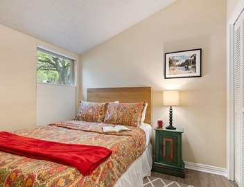 King bed, view, patio, .33 miles to Barton Springs/Zilker Park, @2 miles to DT! 5