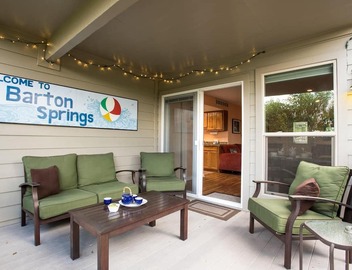 1 King bed, covered Deck; .33 mi to Zilker Park & Barton Springs; @2 mi to DT! 2