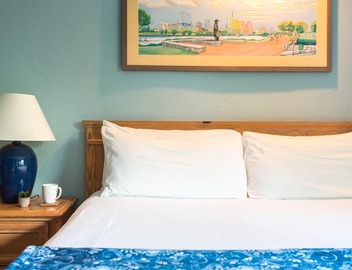 1 King bed, covered Deck; .33 mi to Zilker Park & Barton Springs; @2 mi to DT! 4