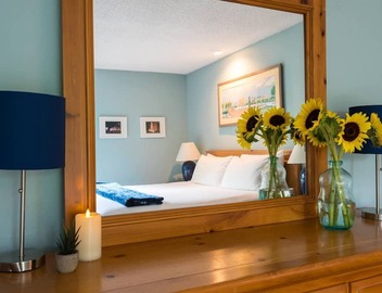 1 King bed, covered Deck; .33 mi to Zilker Park & Barton Springs; @2 mi to DT! 4