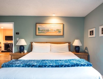 1 King bed, covered Deck; .33 mi to Zilker Park & Barton Springs; @2 mi to DT! 5