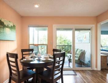 1 King bed, covered Deck; .33 mi to Zilker Park & Barton Springs; @2 mi to DT! 3