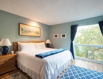 1 King bed, covered Deck; .33 mi to Zilker Park & Barton Springs; @2 mi to DT! 5