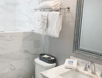 Best Location 1 bed 1 bath gated upscale condo with pool Sleeps 3 Fast free wifi 5