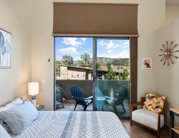 Artsy Loft. Big Views. Next to Starbucks, Organic Pizza & Groceries. 4