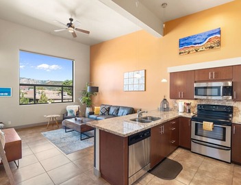 Artsy Loft. Big Views. Next to Starbucks, Organic Pizza & Groceries. 3