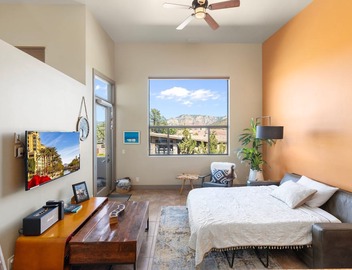Artsy Loft. Big Views. Next to Starbucks, Organic Pizza & Groceries. 2