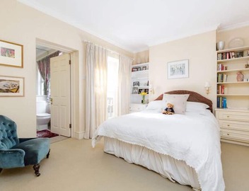 Be in the heart of London at this gorgeous garden flat by Battersea park! 3