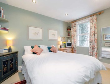 Be in the heart of London at this gorgeous garden flat by Battersea park! 4