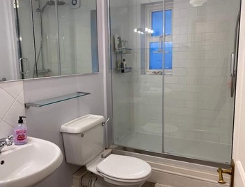 Be in the heart of London at this gorgeous garden flat by Battersea park! 4