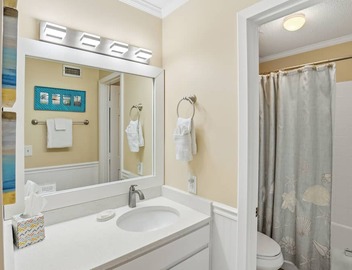 1BR Ground Floor Condo with Screened-in Porch! Reduced rates for August! 4