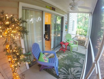 1BR Ground Floor Condo with Screened-in Porch! Reduced rates for August! 3