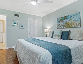 1BR Ground Floor Condo with Screened-in Porch! Reduced rates for August! 2