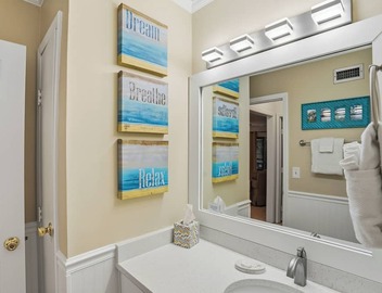 1BR Ground Floor Condo with Screened-in Porch! Reduced rates for August! 3