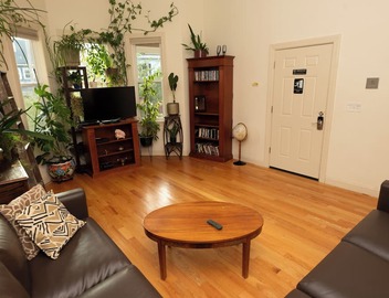 2 bedrooms with air-conditioning, parking, laundry, WiFi near Sam Adams & subway 5