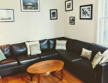 2 bedrooms with air-conditioning, parking, laundry, WiFi near Sam Adams & subway 5