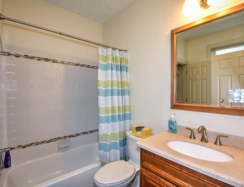 2 bedrooms with air-conditioning, parking, laundry, WiFi near Sam Adams & subway 3