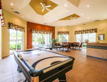 Fantastic Award Winning Newly Renovated Condo 4 miles to Disney 2+2 5