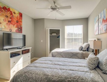 Fantastic Award Winning Newly Renovated Condo 4 miles to Disney 2+2 4