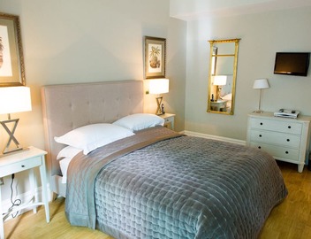 Luxury Spacious Three Bed Apartment in Heart of Mayfair With Terrace 3