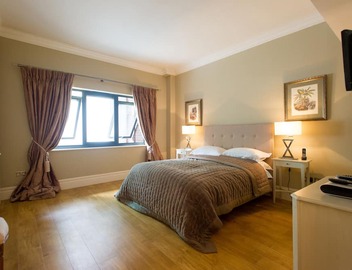 Luxury Spacious Three Bed Apartment in Heart of Mayfair With Terrace 3