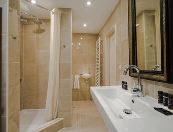 Picture perfect 1650 house overlooking Prinsengracht canal - luxury with charm 3