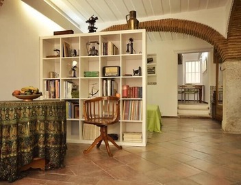 Large charismatic refined open space studio in best quarter 5