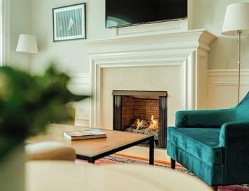 3 Bedroom/2 Bathroom Luxury Suite in Vibrant Andersonville 4