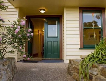 Self-contained apartment adjacent to bushland reserve close to Hobart city 3