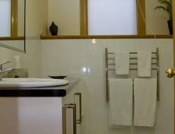 Self-contained apartment adjacent to bushland reserve close to Hobart city 2
