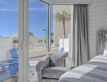 MY HAPPY PLACE TOO! BEACHFRONT! PATIO! FREE BEACH CHAIRS MARCH 1-OCTOBER 31 3