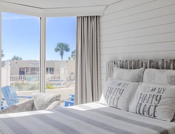 MY HAPPY PLACE TOO! BEACHFRONT! PATIO! FREE BEACH CHAIRS MARCH 1-OCTOBER 31 3