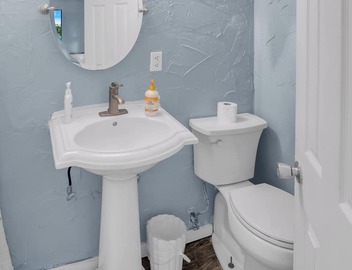 Family Vacation Rental Sleeps 8 , Beach Block Pool Access Pets OK 5