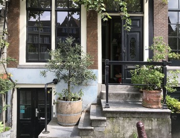 Canal Apartment for 2, 17th cent Old house Center Amsterdam 3