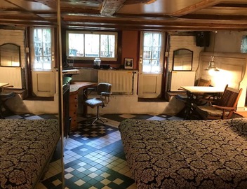 Canal Apartment for 2, 17th cent Old house Center Amsterdam 3