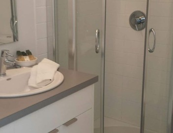Cozy Modern Suite In The Heart Of Main Street (MINIMUM 90 DAYS) 3