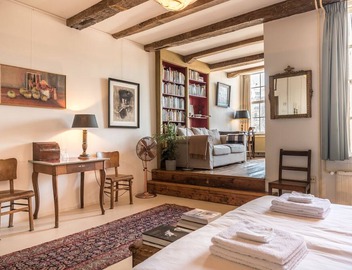 Classy Room 17th Century Canal House 5