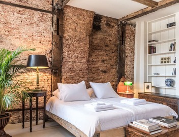 Classy Room 17th Century Canal House 3