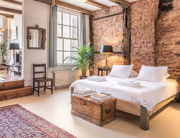 Classy Room 17th Century Canal House 4