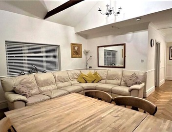 Four bedroom garden apartment perfect for families visiting London 2
