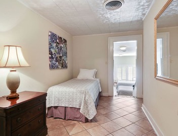 Excellent Location: 3 Blocks to Bourbon St. and the French Quarter attractions. 4