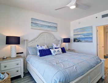 Luxurious beach front 3 BR condo - Use our Beach Chairs - 10th floor of Bristol 4