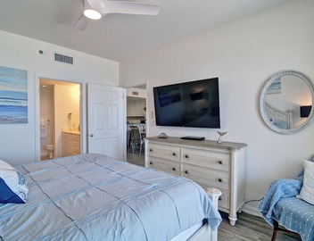 Luxurious beach front 3 BR condo - Use our Beach Chairs - 10th floor of Bristol 2