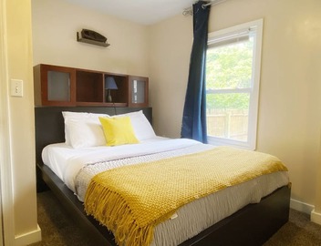 Updated 2 Bedroom with Roof deck and backyard 5