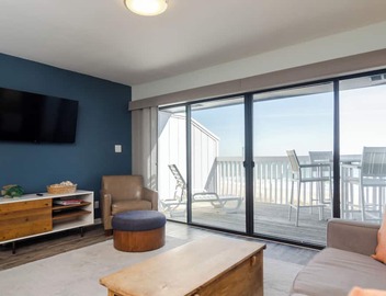 4 Bedroom Upscale Duplex with a Pool 2