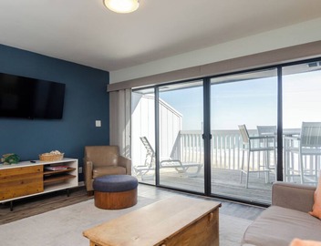 4 Bedroom Upscale Duplex with a Pool 5
