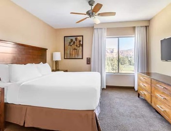 1 BDRM SLEEPS 4~ RED ROCKS AREA~10 MINS TO DOWNTOWN~HIKING, TRAILS, HEATED POOLS 3