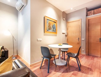 Center of Madrid. Barrio Letras, Walk to Museums, Plazas and GranVia. 5