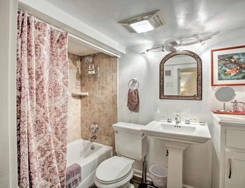 4 Mi to French Quarter: NOLA Apt w/Garden Patio 5