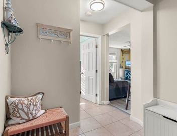 10 Mins From Downtown | Walk to Beach & Lighthouse 2